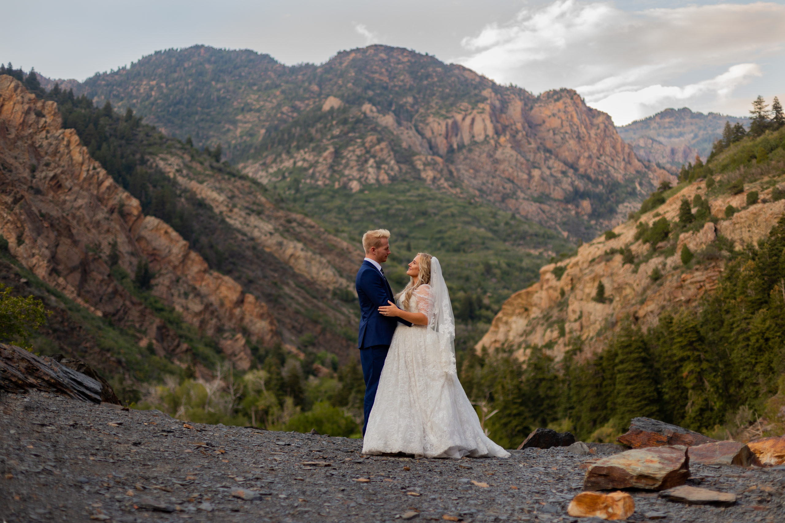 How to plan an elopement. Couple with mountain backdrop